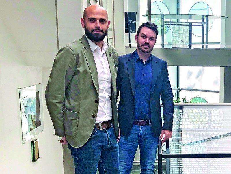 Antonio Gioello (links), Leiter der Sanco Beratung, und Florian Lindlbauer, neuer Okalux-Geschäftsführer. Foto: © Glas Trösch