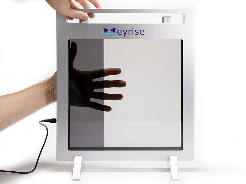 eyrise Sonnenschutzglas basiert auf einer patentierten Flüssigkristallmischung zwischen zwei Glasscheiben. Bei Anlegen einer geringen Spannung ändert sich die Licht- und Wärmedurchlässigkeit in Sekundenschnelle, während die Transparenz erhalten bleibt. Foto: © Raumprobe, Stuttgart