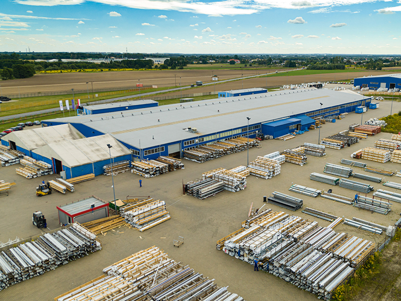 Die Marke WnD ist ein wichtiger Bestandteil der Oknoplast Gruppe, weil sie funktionelle Lösungen für eine breite Kundenzielgruppe und speziell auch für den Objektbereich bietet. Das Bild zeigt den WnD-Hauptsitz in Łódź, Polen, wo das neue Fenstersystem Eltan hergestellt wird. Foto: © WnD, Oknoplast Gruppe