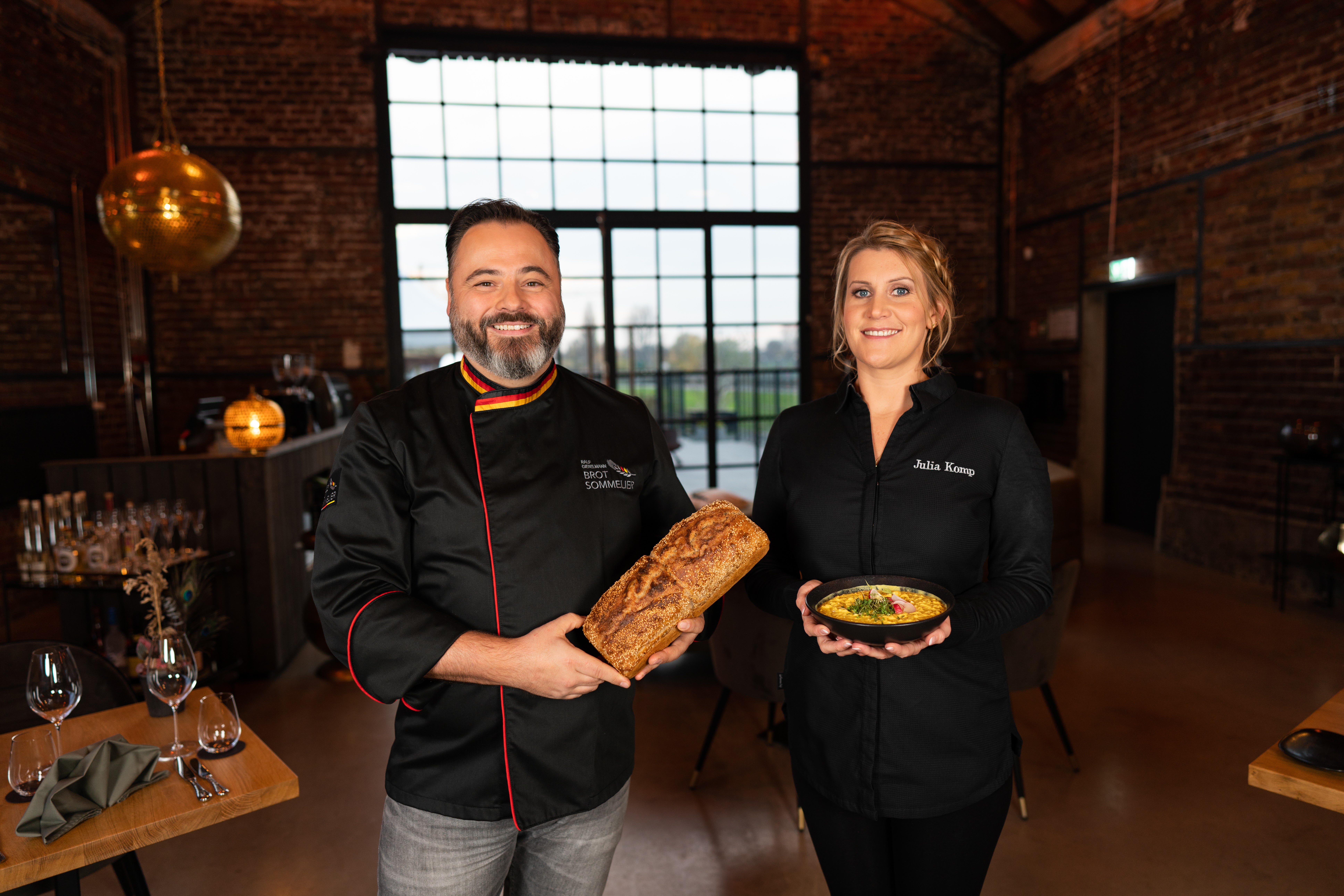  Titel Komp Gießelmann mit Brot und Dip Foto: © Marvin Evkuran