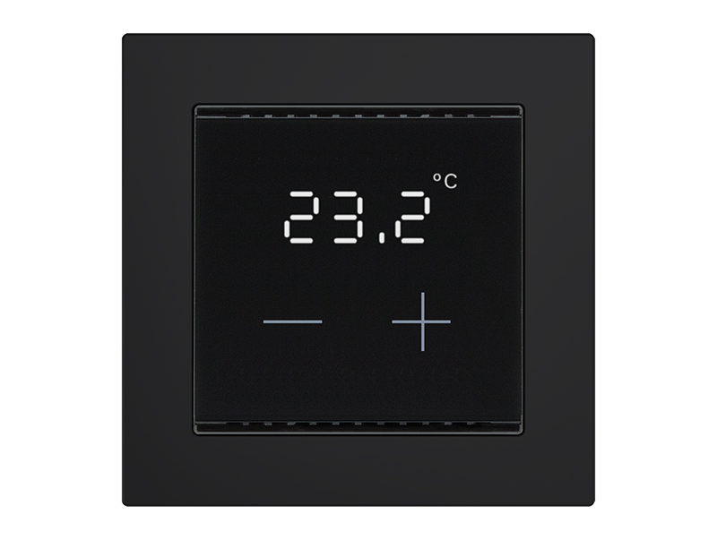 2. Mit einer leuchtenden Temperaturanzeige und Touchflächen mit großen Symbolen Plus und Minus ist der Heizungsregler auf das Wesentliche reduziert. Foto: © Elsner Elektronik