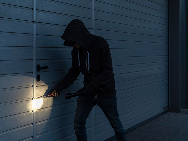 Garagentore sollten die Widerstandsklasse 2 haben, um den Einbruchschutz zu garantieren. Foto: © Hörmann