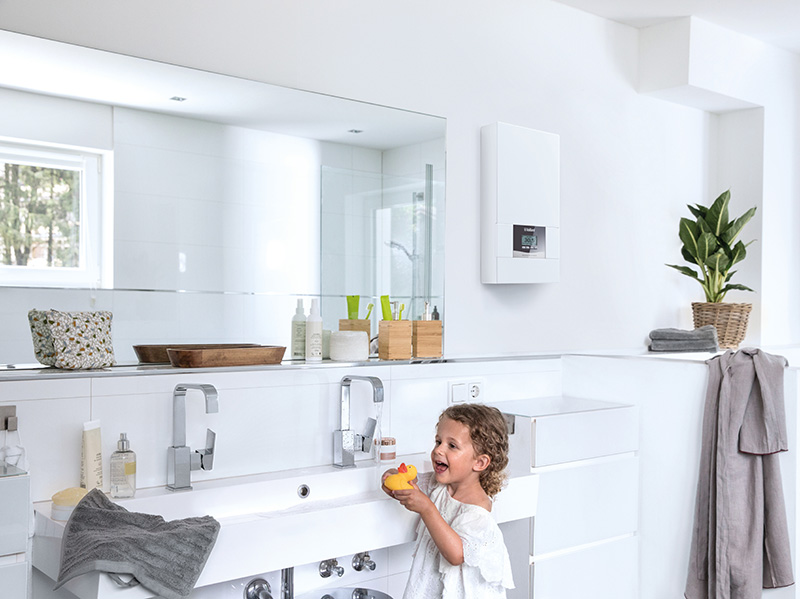 Eine dezentrale Warmwasserbereitung direkt an der Entnahmestelle erzeugt nur warmes Wasser, wenn tatsächlich der Wasserhahn geöffnet wird. Foto: © Wärme+/Vaillant