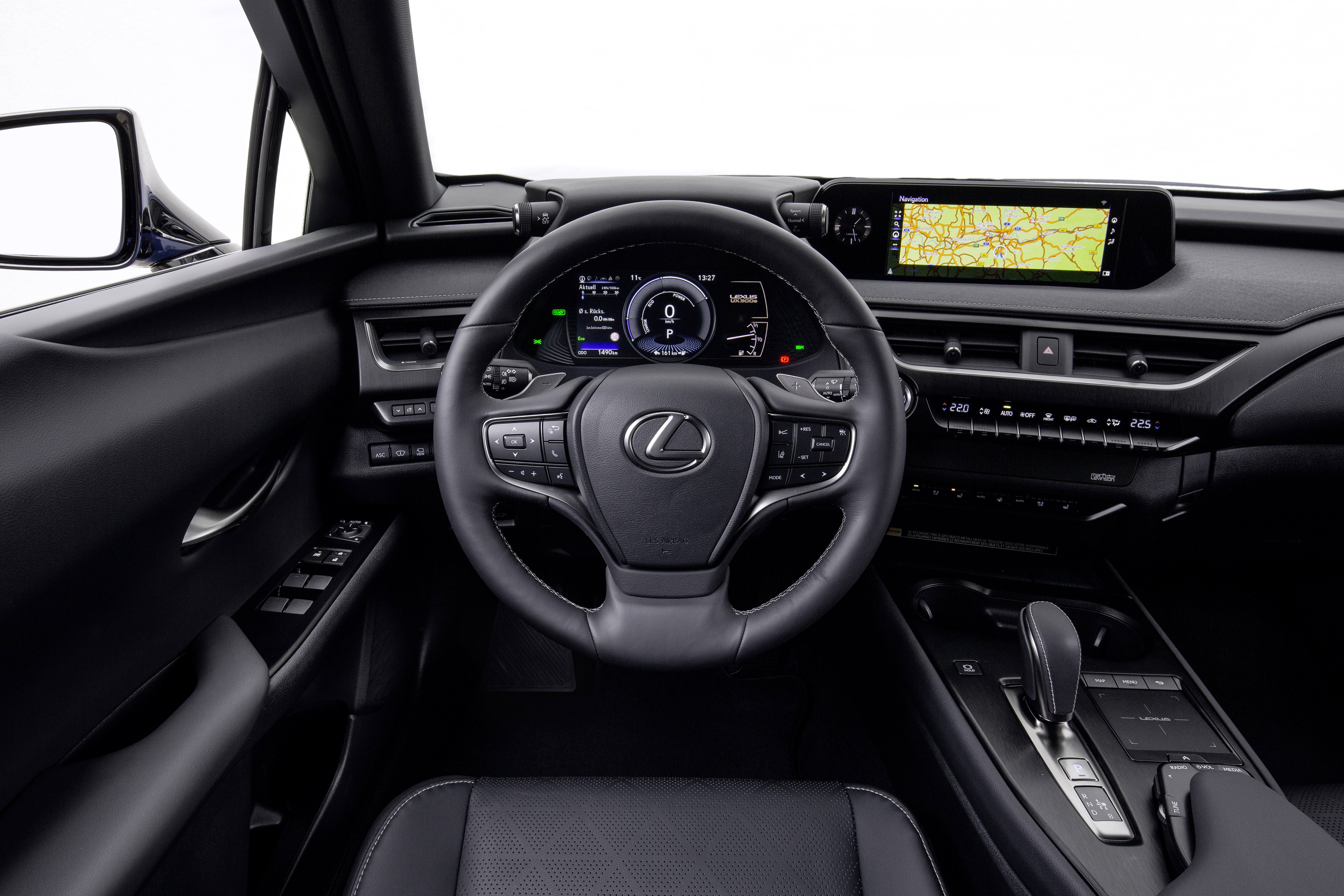 Das Cockpit ist auf den Fahrer zugeschnitten, das Multimedia wird über ein gewöhnungsbedürftiges Touchpad bedient. Foto: © Lexus