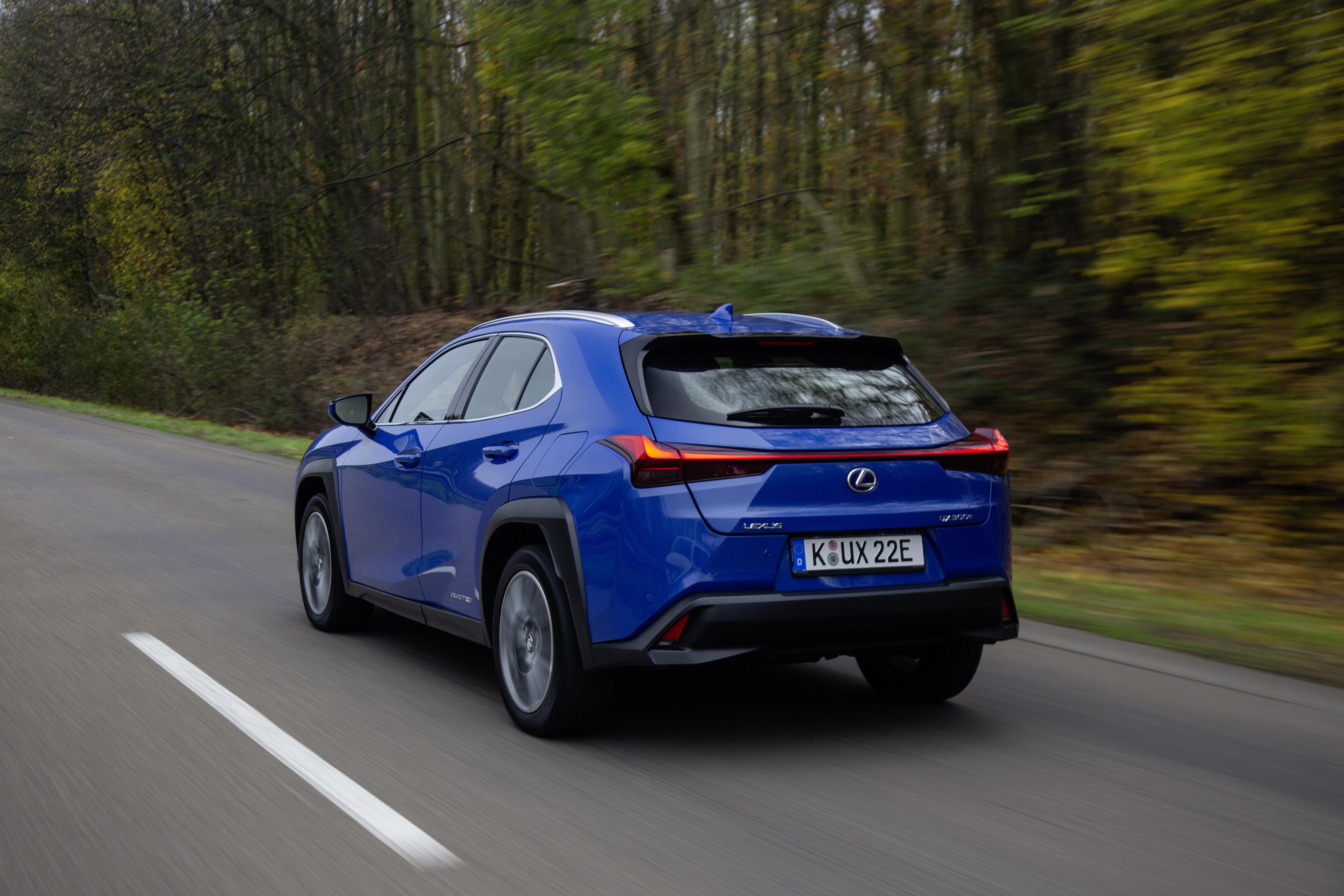 Wie man es von einem Elektroauto kennt, geht´s auch im Lexus flott voran. Foto: © Lexus
