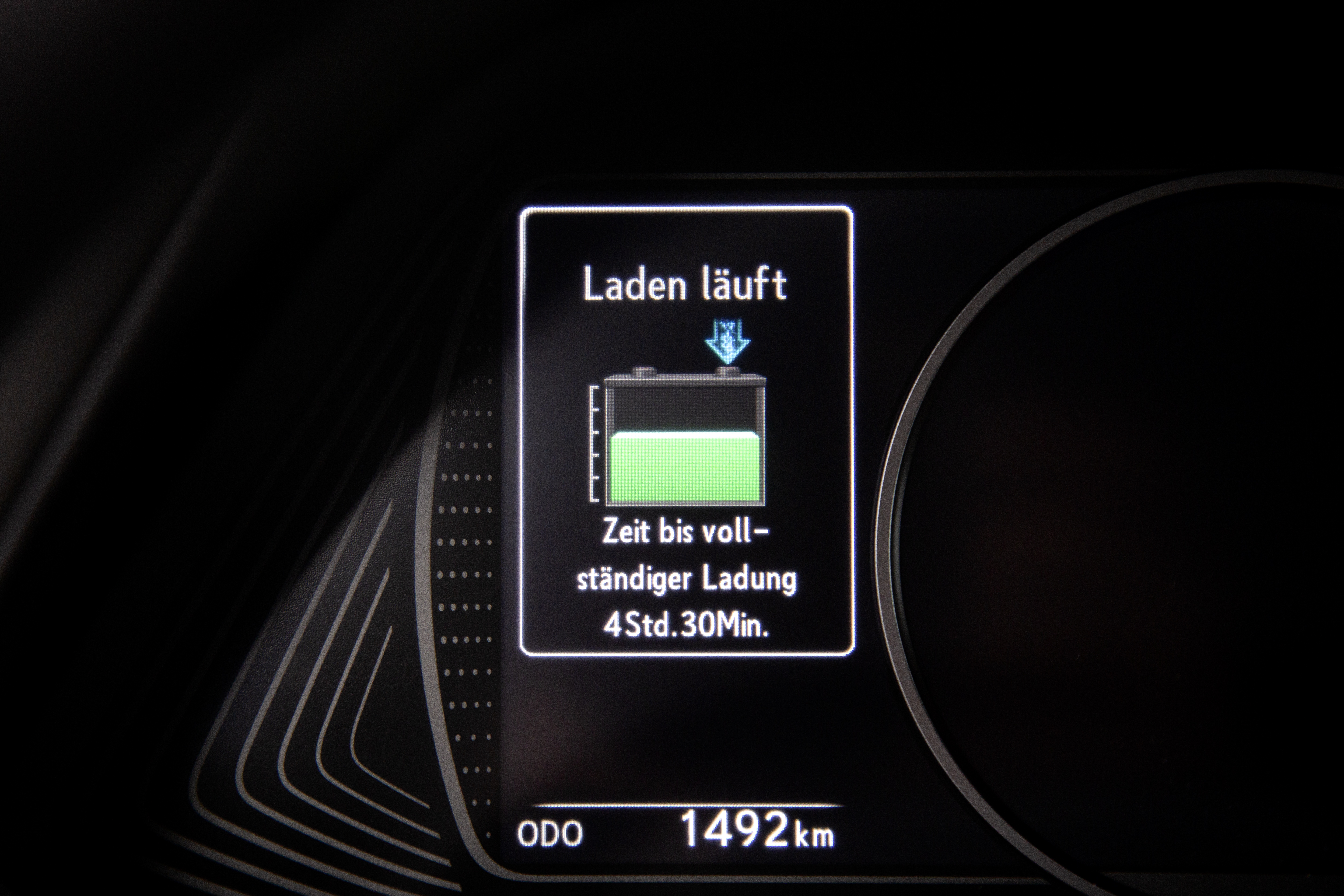Das Laden der Lexus-Akkus dauert länger als bei anderen Stromern. Foto: © Lexus