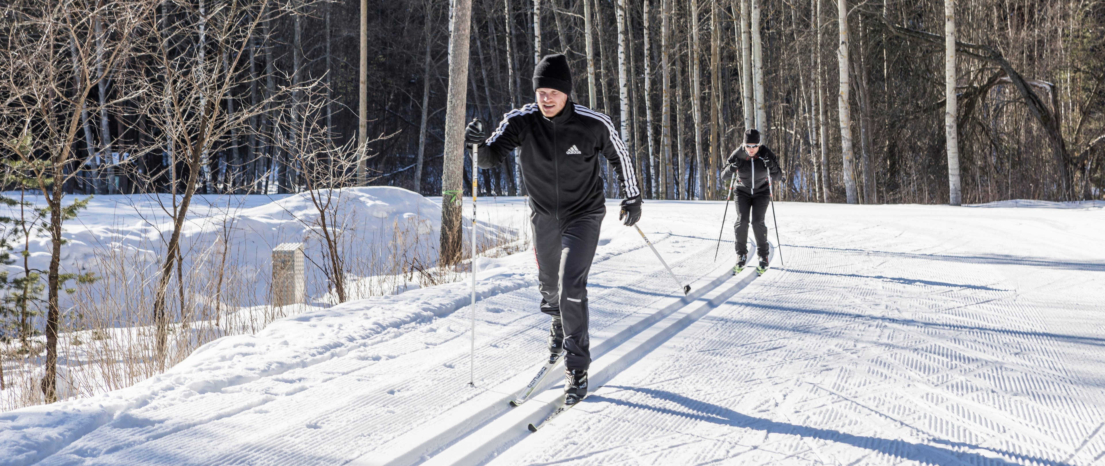 Natur pur genießen, beim Skilanglauf auf den Loipen durch die Wälder der Region. Foto: © Visit Finnland