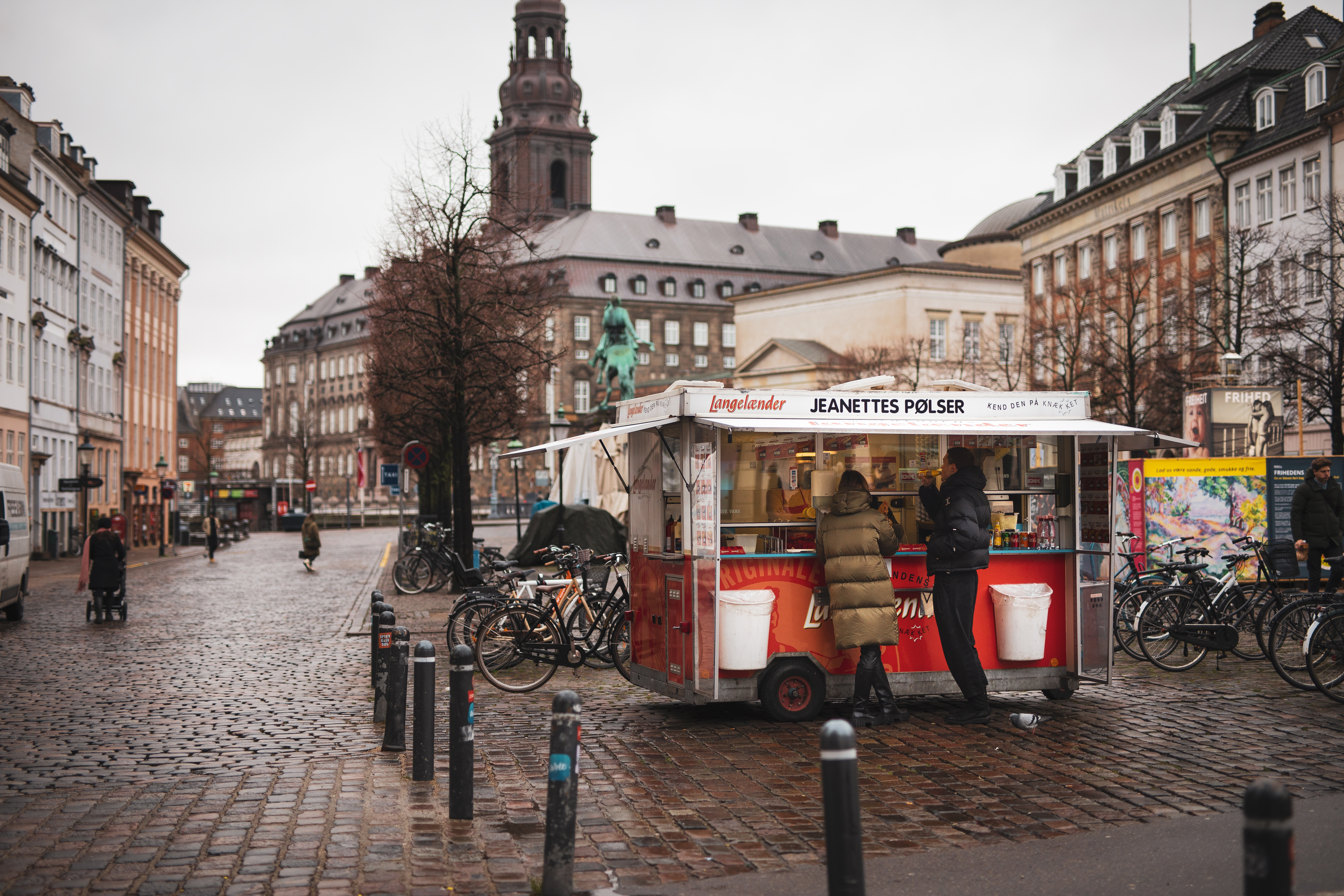 In Dänemark gehören die Hot Dog-Buden zum Stadtbild. Zum traditionellen Fast-Food-Essen darf eine süße Schokoladenmilch einfach nicht fehlen. Foto: © LABAN Stories