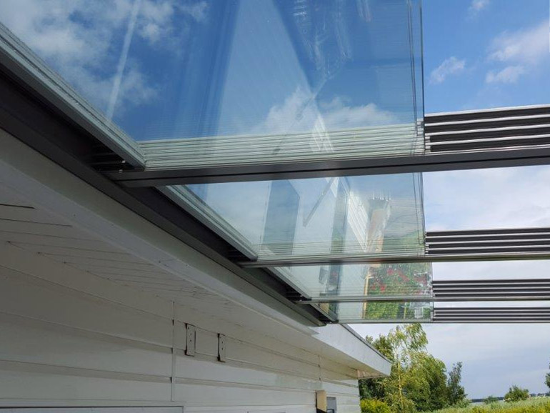 Das Freilufterlebnis wird mit dem einzigartigen Glasschiebedach wetterunabhängig und ganzjährig möglich. Foto: © Joka-System