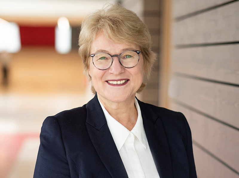 Bettina Klump-Bickert, DAW Nachhaltigkeit, freut sich, dass das Leindotter-Projekt mit Know-how, fundiertem Wissen und Mut für Neues den Wandel zu mehr Nachhaltigkeit vorantreibt. Foto: © DAW SE