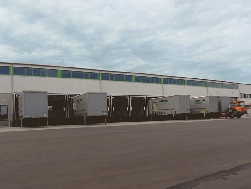 Die neue Halle ist mit zwölf Verladerampen bestens für einen reibungslosen Versand ausgestattet. Mit firmeneigenen LKWs werden die Bauelemente an Kunden in ganz Deutschland geliefert und per Spedition ins europäische Ausland. Foto: © Kneer-Südfenster