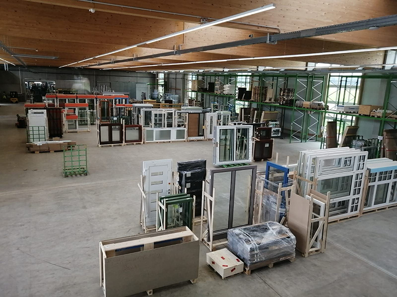 Die helle und geräumige Halle bietet nicht nur viel Platz für die zum Versand vorbereiteten Fenster, Hebe-Schiebe-Türen und Haustüren, sondern auch für die Büros der Logistik-Abteilung. Foto: © Kneer-Südfenster