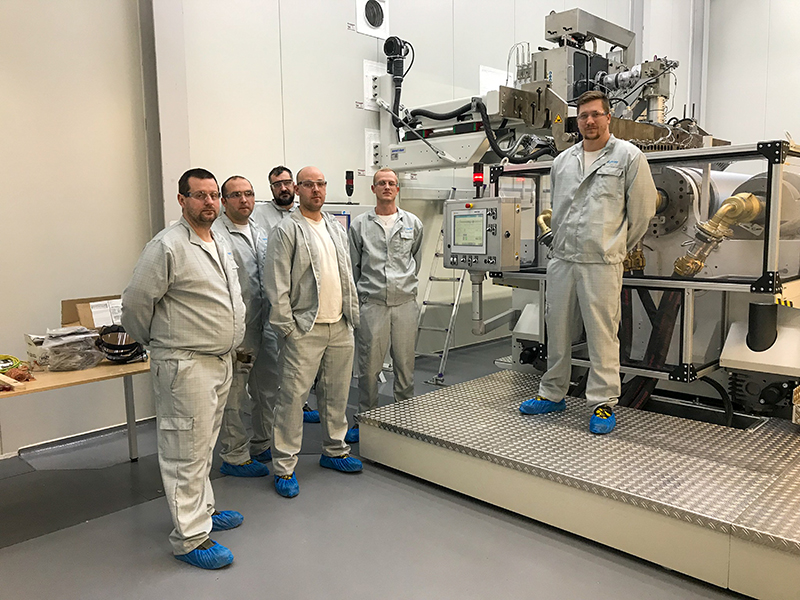 Tomas Horak (ganz rechts), Schichtführer SentryGlas Produktion Holešov, und sein Team. Foto: © Trosifol / Kuraray Europe GmbH