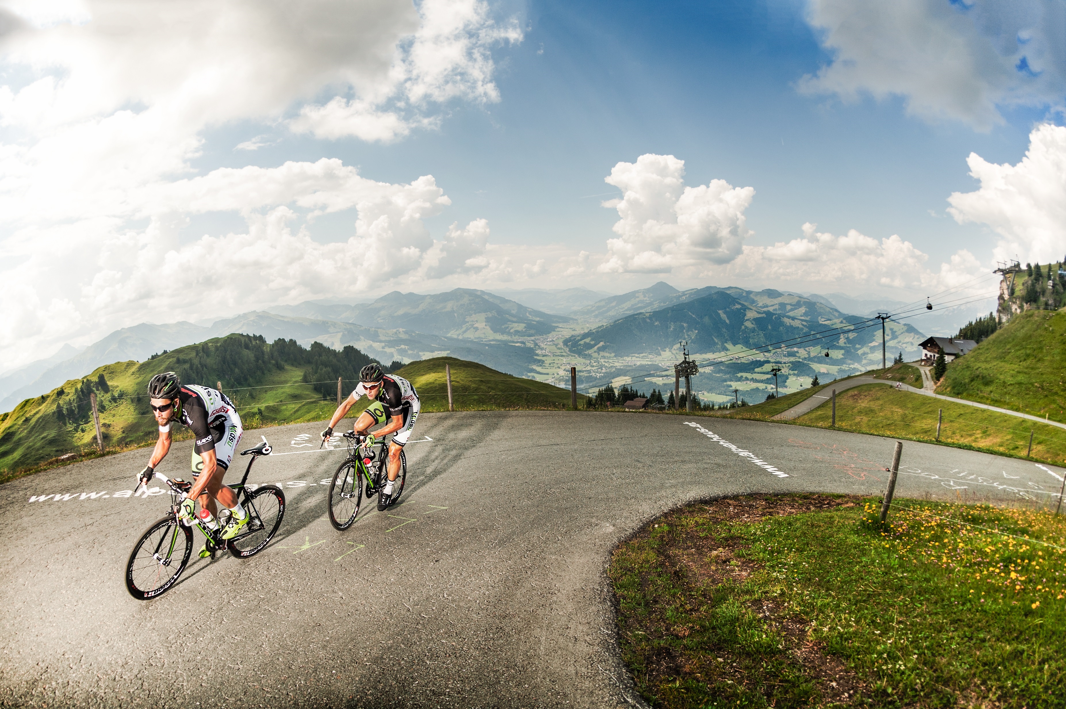NICHT VERWUNDERLICH, WENN BEI DER FAHRT DURCH DAS GELÄNDE PLÖTZLICH INTERNATIONALEBIKE-STARS TRAINIEREN. Foto: © Ghost-Bikes GmbH