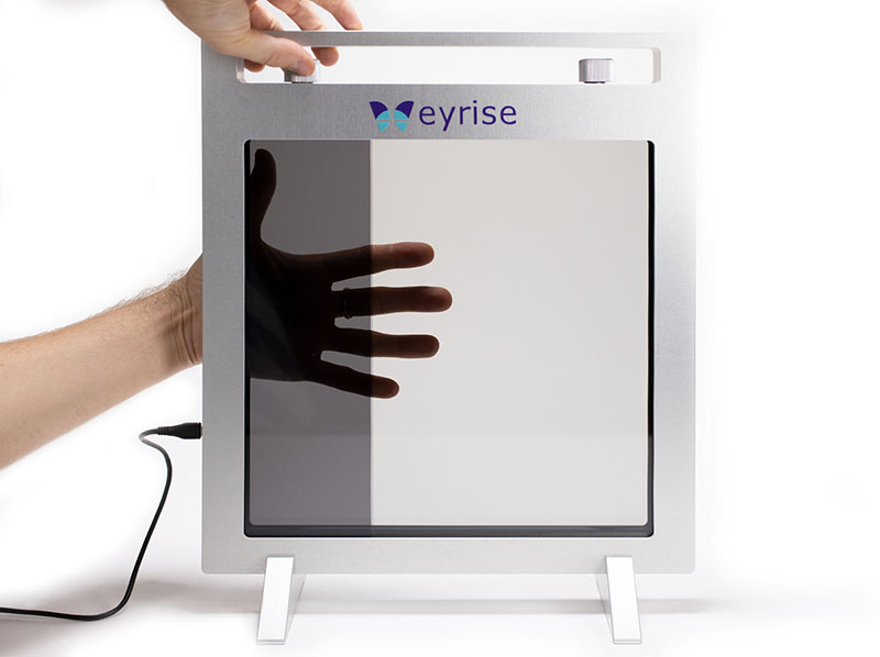 Das Sonnenschutzglas basiert auf einer patentierten Flüssigkristallmischung zwischen zwei Glasscheiben. Bei Anlegen einer geringen Spannung ändert sich die Licht- und Wärmedurchlässigkeit in Sekundenschnelle, während die Transparenz erhalten bleibt. Foto: © Raumprobe, Stuttgart