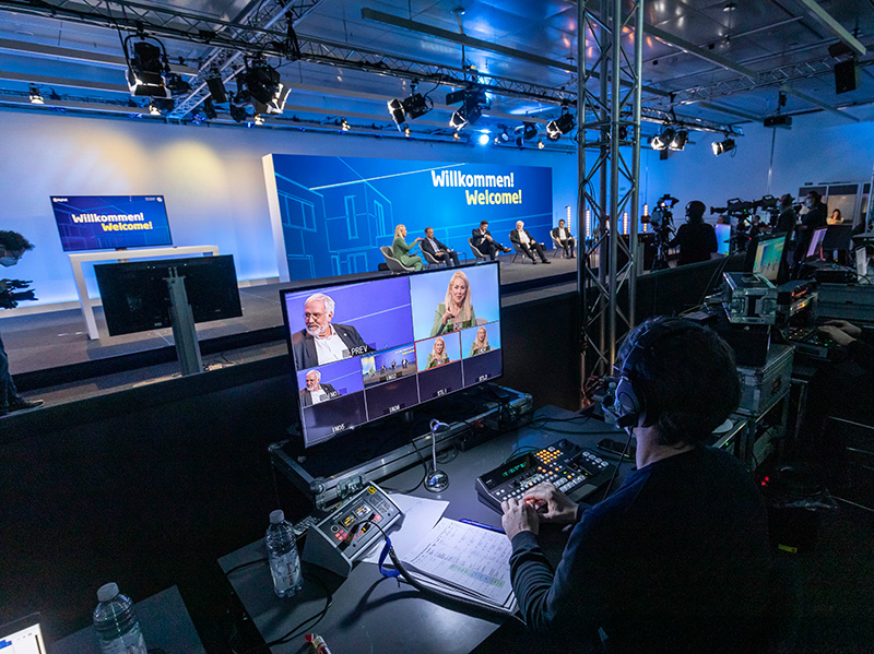 Über 300 Personen wirkten vor Ort an der Umsetzung des Live-Programms mit. Foto: © Messe Stuttgart