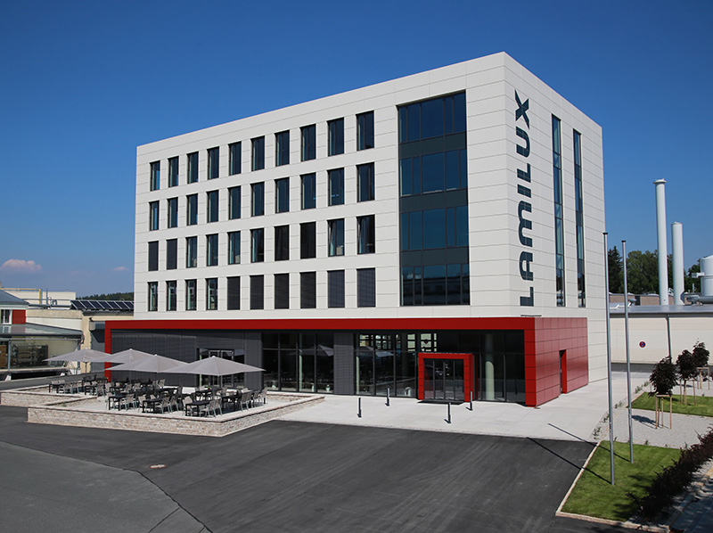 Das Lamilux Verwaltungsgebäude im oberfränkischen Rehau – dem Stammsitz des Familienunternehmens. Foto: © Lamilux