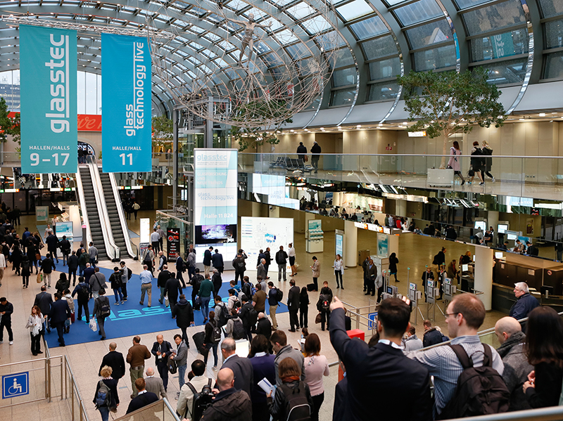 Die glasstec in Düsseldorf gilt als Weltleitmesse der Glasindustrie. Bei der letzten Auflage im Oktober 2018 präsentierten über 1.200 Aussteller aus aller Welt ihre Produkte. Über 40.000 Besucher strömten durch die Messehallen am Rhein. Foto: © Messe Düsseldorf / Constanze Tillmann