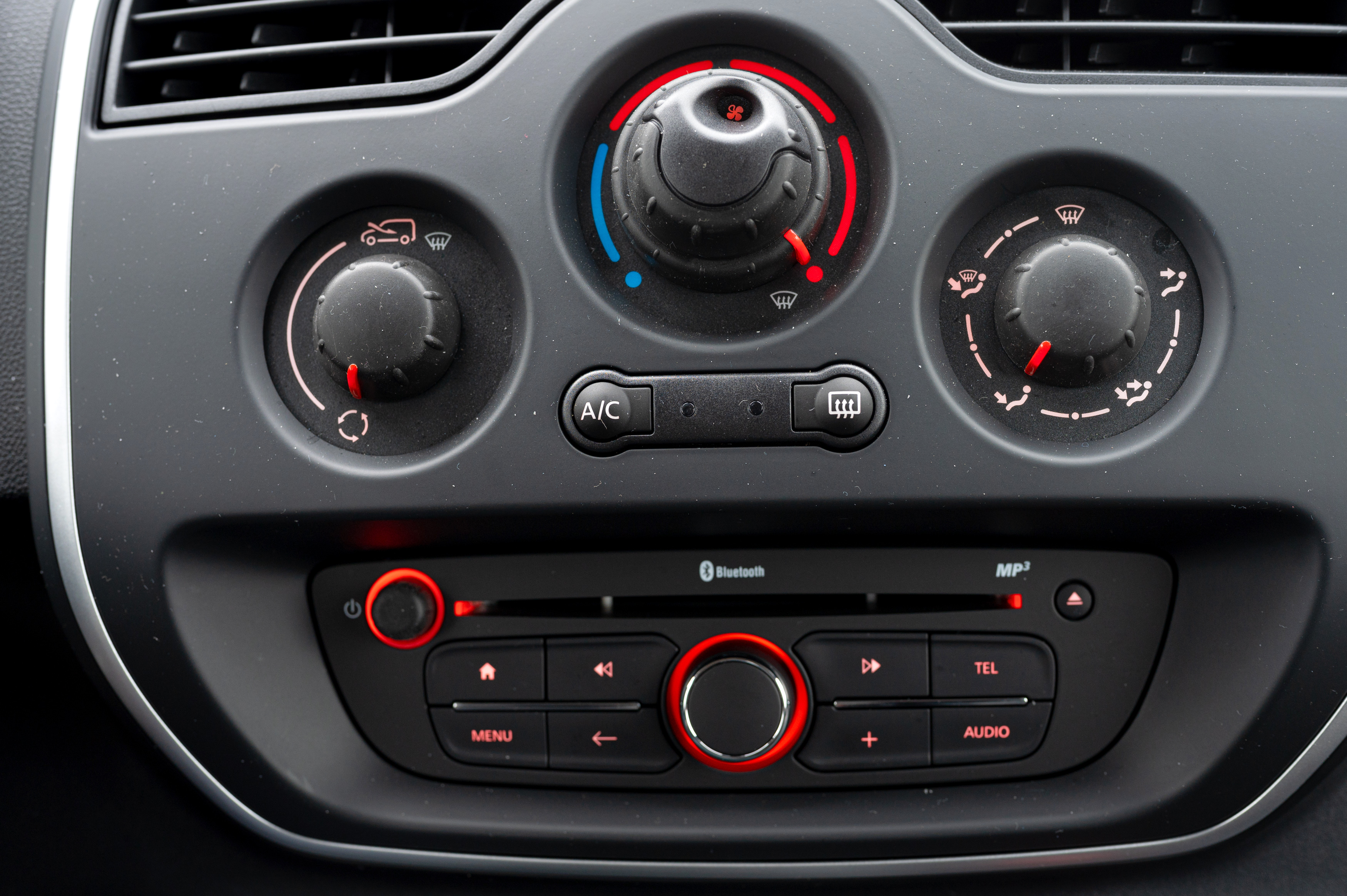 Viel Retro: Der NV250 hat noch CD-Player. Foto: © Martin Bärtges