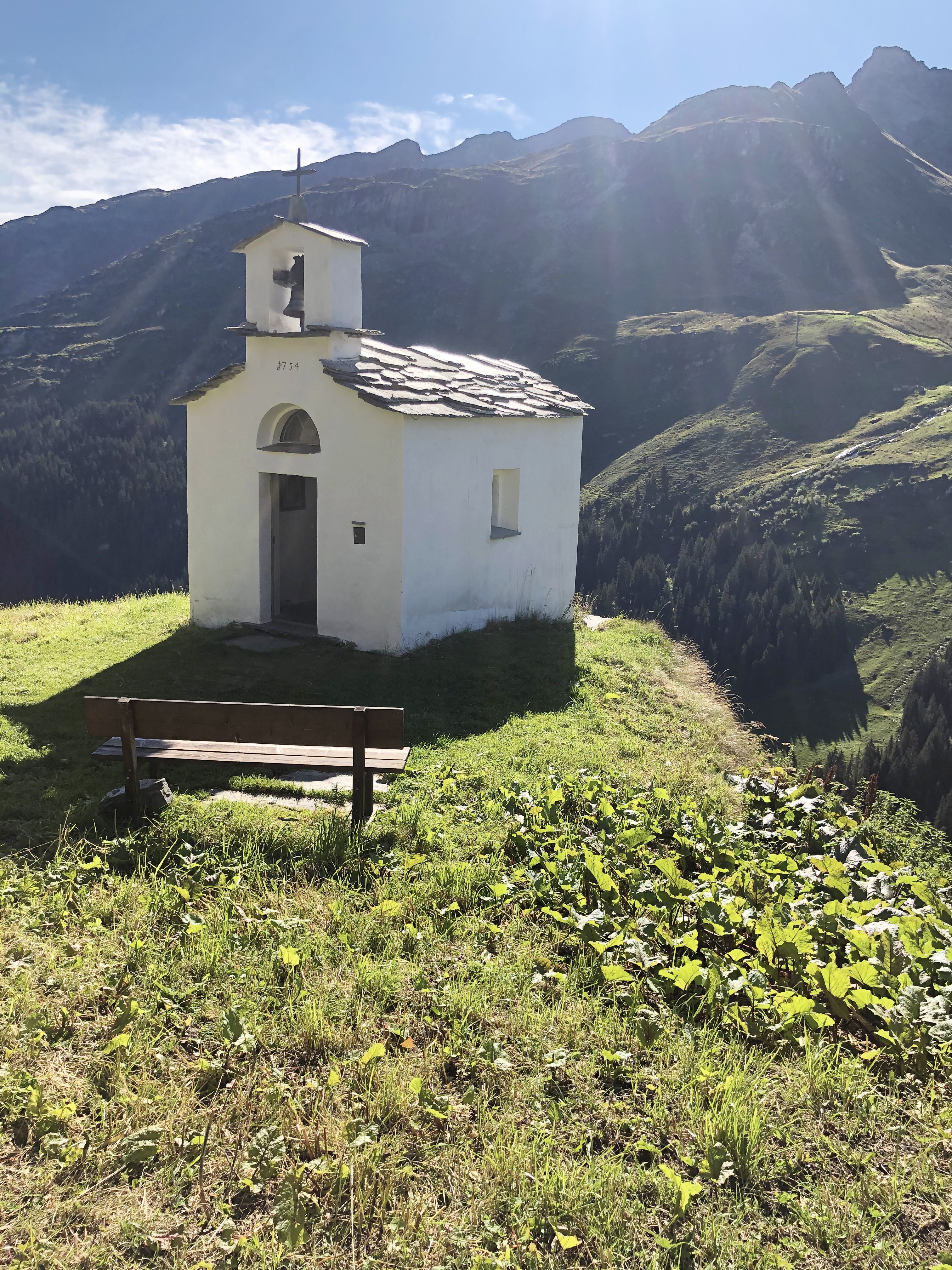 Die kleine Kapelle St. Anna. Erbaut auf einem Felsvorsprung. Foto: © Brigitte Klefisch