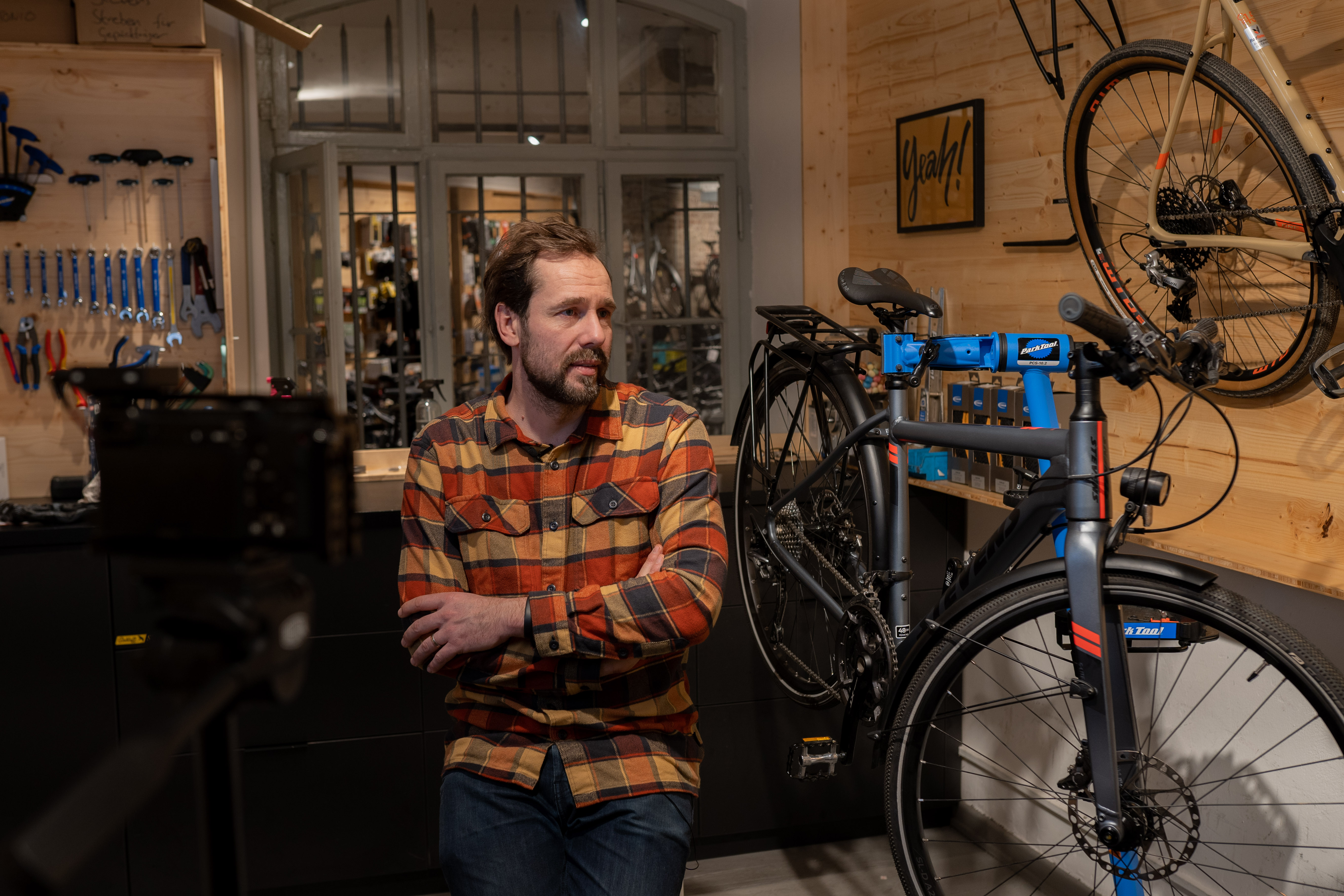 Tobias Schwabe beim Dreh für Mach deine Challenge neben einem Gravel Bike. Foto: © Verlagsanstalt Handwerk 