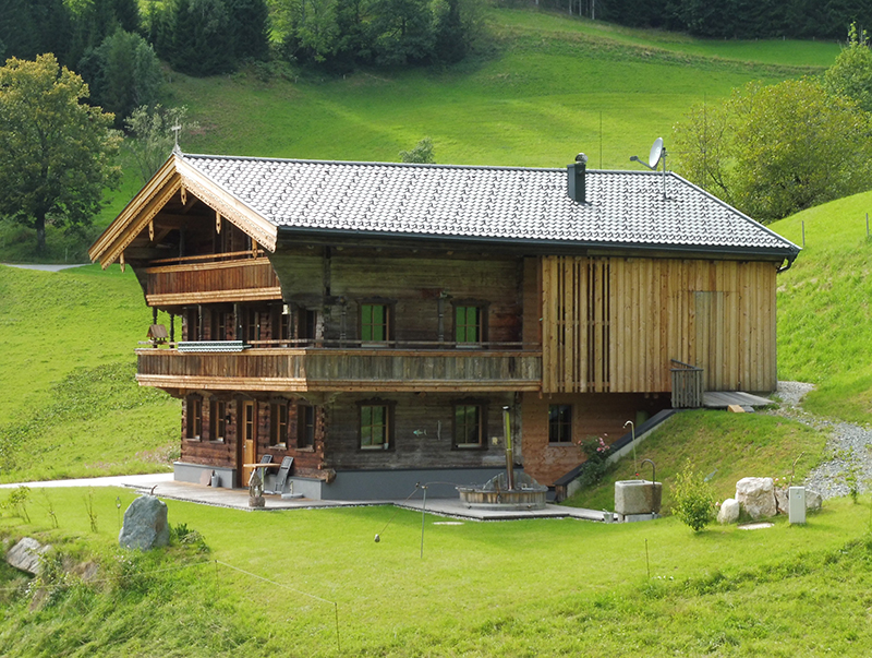 Der Hof Neuhäusl in Tirol, ein über 300 Jahre altes Bauernhaus, ist nach der Sanierung ein Paradebeispiel für die Vereinbarung von historischer Bausubstanz und Energieeffizienz. Das Sanierungsprojekt wird beim Passivhaus-Abend am 24. März vorgestellt. Foto: © Passivhaus Institut