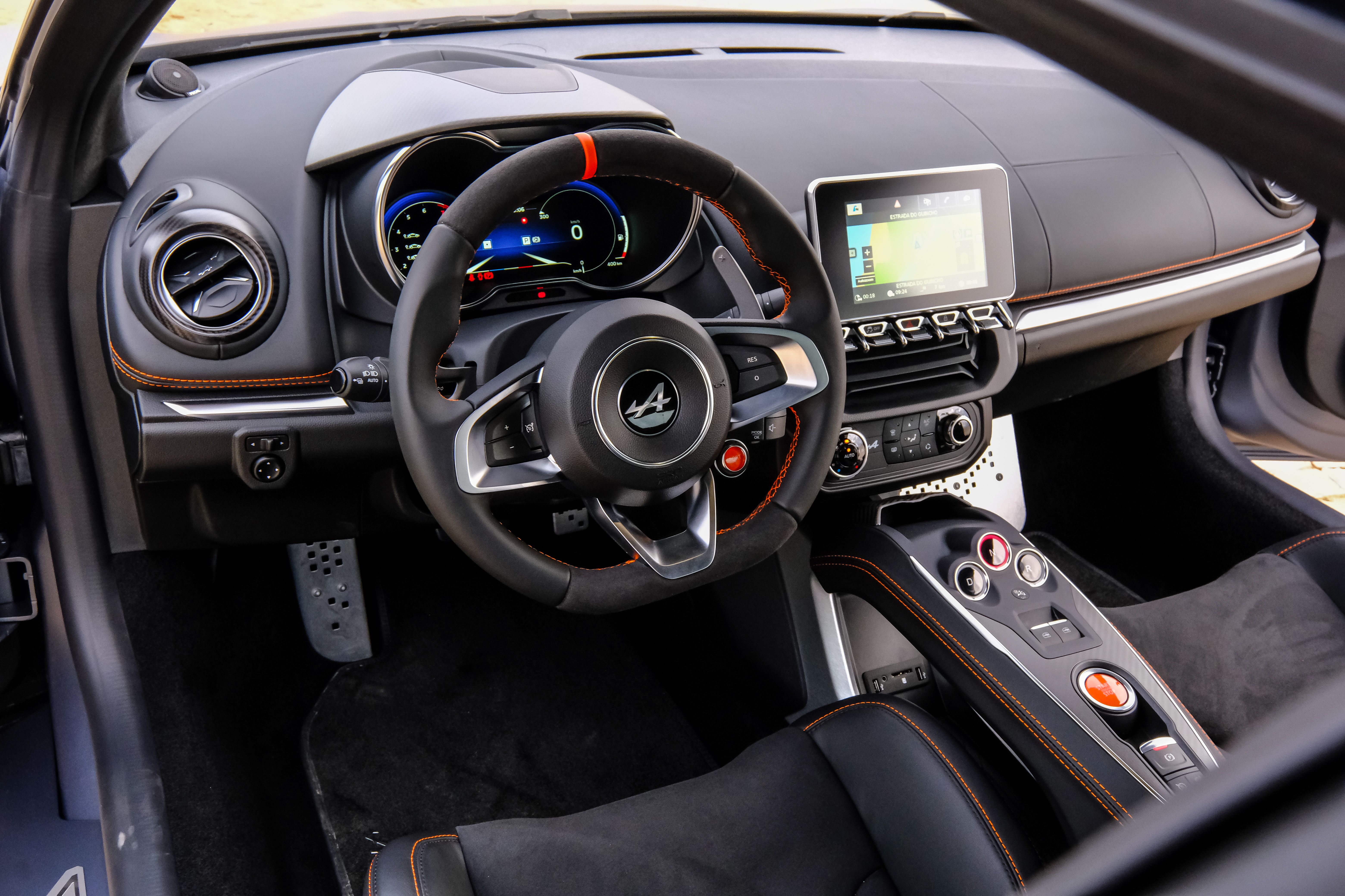 Im Alpine-Cockpit geht es puristisch zu. Foto: © Renault