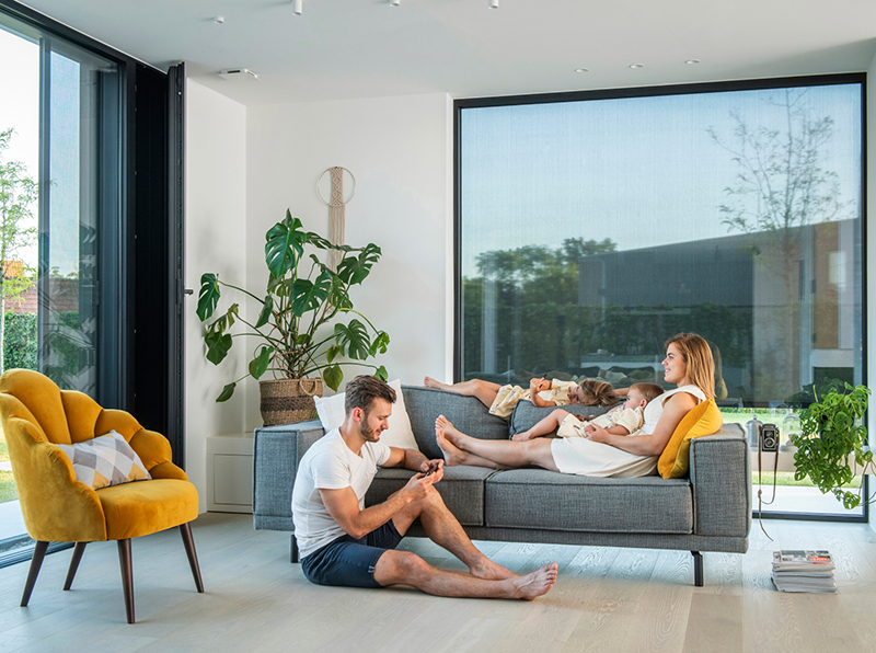 Senkrechtmarkisen sorgen für angenehme Temperaturen, ohne den Blick ins Freie zu sehr zu beeinträchtigen. Foto: © BVRS / IVRSA