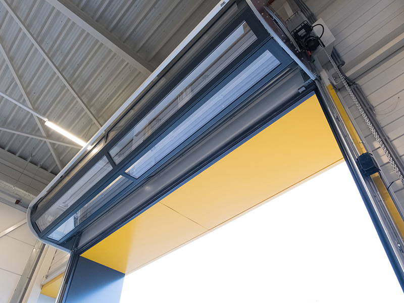 Mit Öffnungszeiten von bis zu 1,1 Metern pro Sekunde sorgt das Tor für einen reibungslosen Verkehrsfluss an stark frequentierten Öffnungen, wie etwa bei Logistikcentern. Foto: © Alpha Deuren