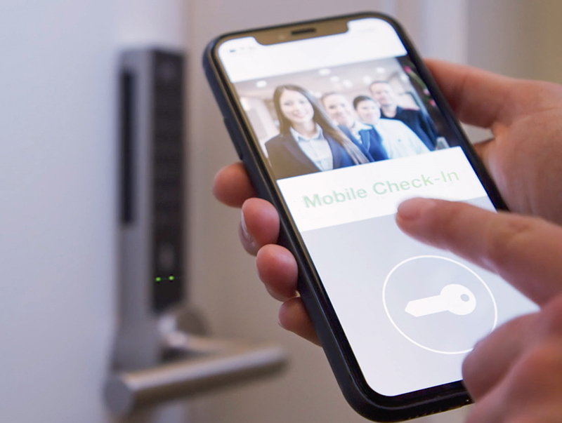 Bei SAG Smart Access sorgen elektronische Schließsysteme in Verbindung mit entsprechenden Apps dafür, dass Zutrittsberechtigungen z. B. mobil über cloudbasierte Systeme und Plattformen einfach und komfortabel organisiert werden können. Foto: © Schulte-Schlagbaum AG