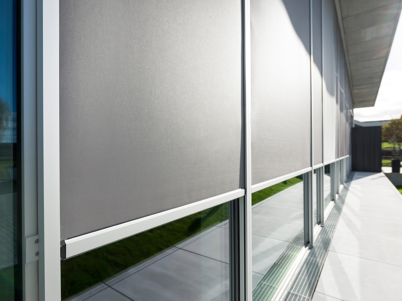 Es sind zahlreiche Gewebearten und -farben verfügbar – für individuellen Blend-, Sicht- und Hitzeschutz von transparent bis blickdicht. Foto: © heroal