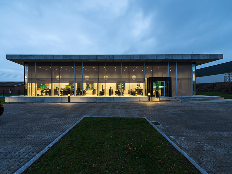 Mit den textilen Sonnenschutzsystemen lassen sich große Elemente von bis zu 18 Quadratmetern Fläche realisieren. Foto: © heroal