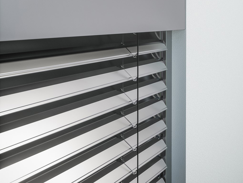 Mit einer besonders designten Lamellenkontur mit einer speziellen vordefinierten Lamellenstellung von 20 Grad wird eine optimale Lichtlenkung und bestmöglicher Durchblick nach außen gesichert. Foto: © Alukon