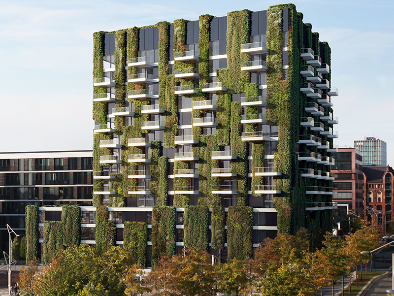 Schüco ist aktuell dabei, integrierte Lösungen für die Bepflanzung und Bewässerung an einigen Objekten zu testen. Auch auf dem Schüco Campus in Bielefeld wird in Zukunft eine Grüne Fassade gezeigt. Foto: © Schüco International KG