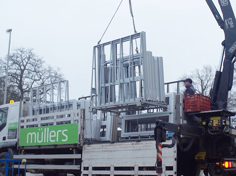 Der Fachbetrieb Rolladen Müllers GmbH & Co. KG hat die Fenster und Türen für die Kindertagesstätte gefertigt und montiert sie auf der Baustelle in Mönchengladbach. Foto: © Profine