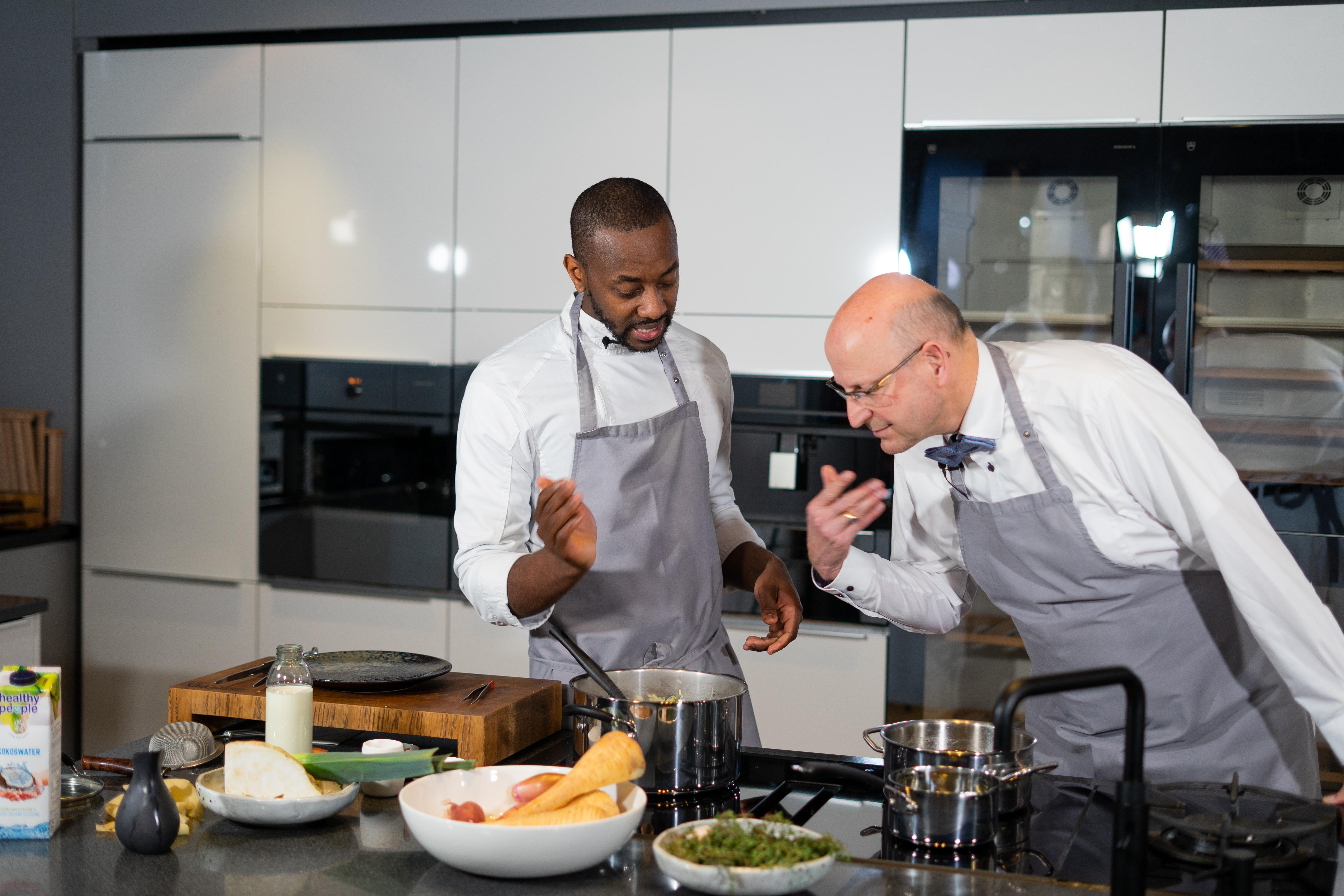 Gemeinsam am Werk: Spitzenkoch Anthony Sarpong und Ernährungsmediziner Doc Leben. Foto: © Marvin Evkuran