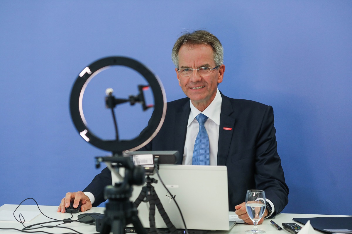 Andreas Ehlert vor seinem digitalen Equipment. Foto: © Hans-Jürgen Bauer