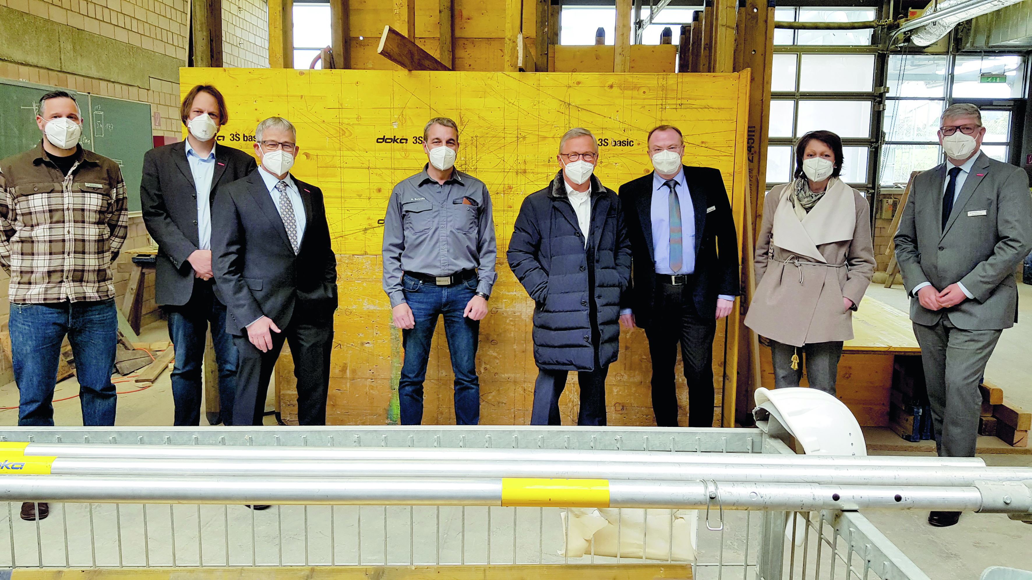 Pressekonferenz im Bauzentrum der HWK in Kenn (v. l.): ÜLU-Pädagoge Michael Meyer, Projektleiter Sven Kronewirth, Kammerpräsident Rudi Müller, Ausbildungsmeister Ralf Schmitz, NKS- Vorsitzender Dr. Manfred Bitter, HWK-Geschäftsführer Dr. Carl-Ludwig Centner, NKS-Geschäftsführerin Dr. Barbara Stahl und HWK-Hauptgeschäftsführer Axel Bettendorf Foto: © Constanze Knaack-Schweigstill