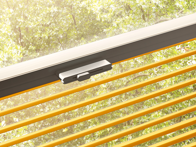 Großen Komfort bringt die Lamelleneinstellung an der oberen und auch unteren Bedienschiene. Foto: © Hunter Douglas