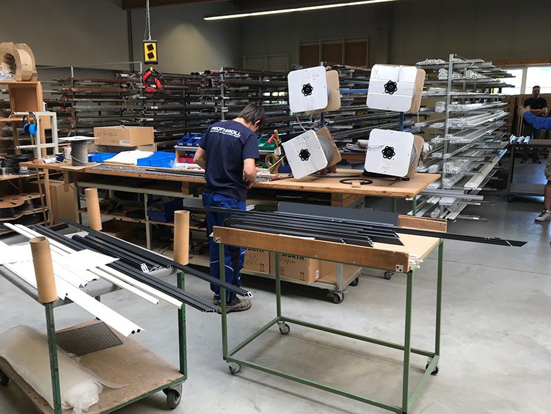 David Zürrlein absolviert seine Ausbildung als Rollladen- und Sonnenschutzmechatroniker in dem Unternehmen. Foto: © Christoph Rose