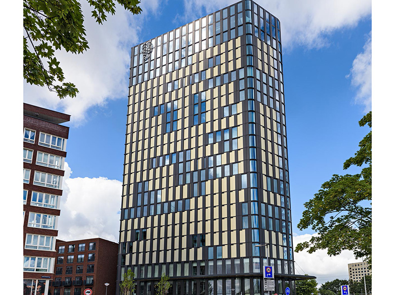 Durch den Einsatz von Aluminium in der Fassade konnte das QO Hotel in Amsterdam mit der LEED Platin Zertifizierung geehrt werden. Foto: © Hueck