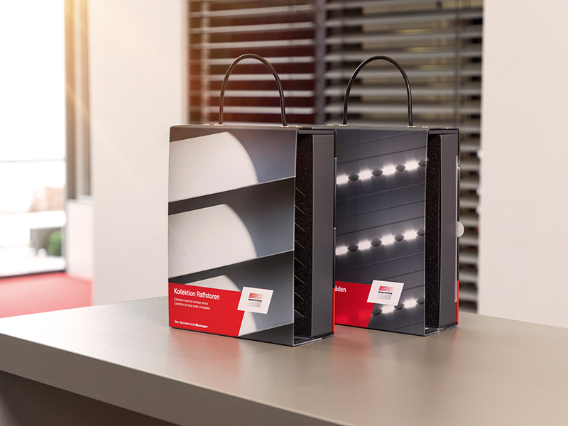 Die neue Kollektion besteht aus je einem handlichen Kollektionskoffer für Raffstoren und Rollläden. Foto: © Warema