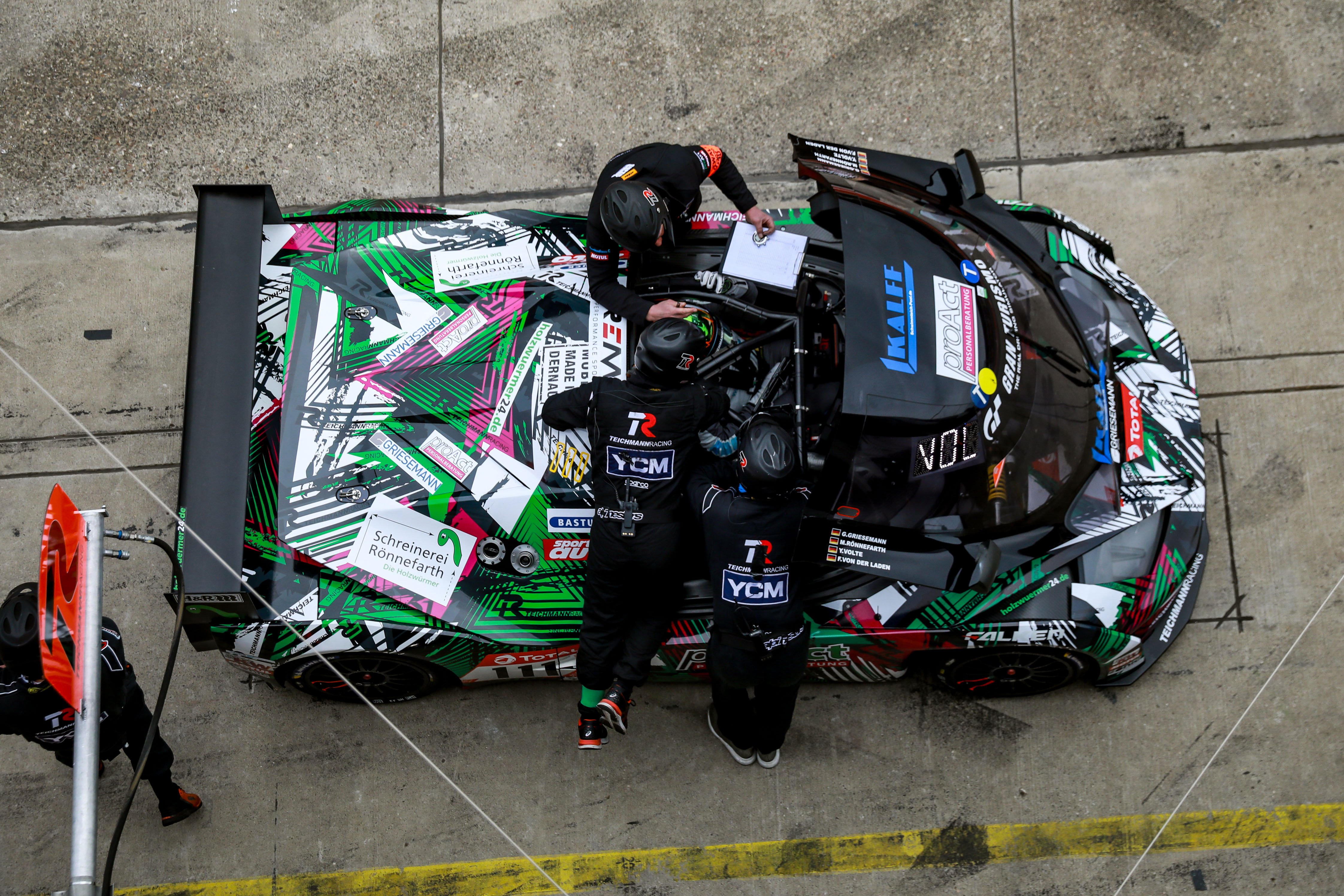 100 Prozent Handwerk ist das Team Teichmann mit Tischlermeister Maik Rönnefarth. Einziger Wermutstropfen in diesem Jahr: Corona-bedingt dürfen keine Zuschauer am Nürburgring dabei sein. Foto: © Gruppe C Photography