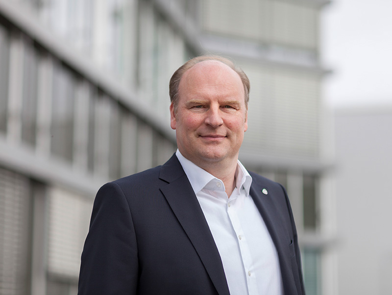 Carsten Heuer, Head of Rehau Window Solutions, sieht kein zielführende Konzept, mit dem angesichts der Dynamik der pandemischen Lage die Sicherheit und Gesundheit von Mitarbeiter:innen und Partner:innen auf einer internationalen Großmesse gewährleistet werden kann. Foto: © Rehau