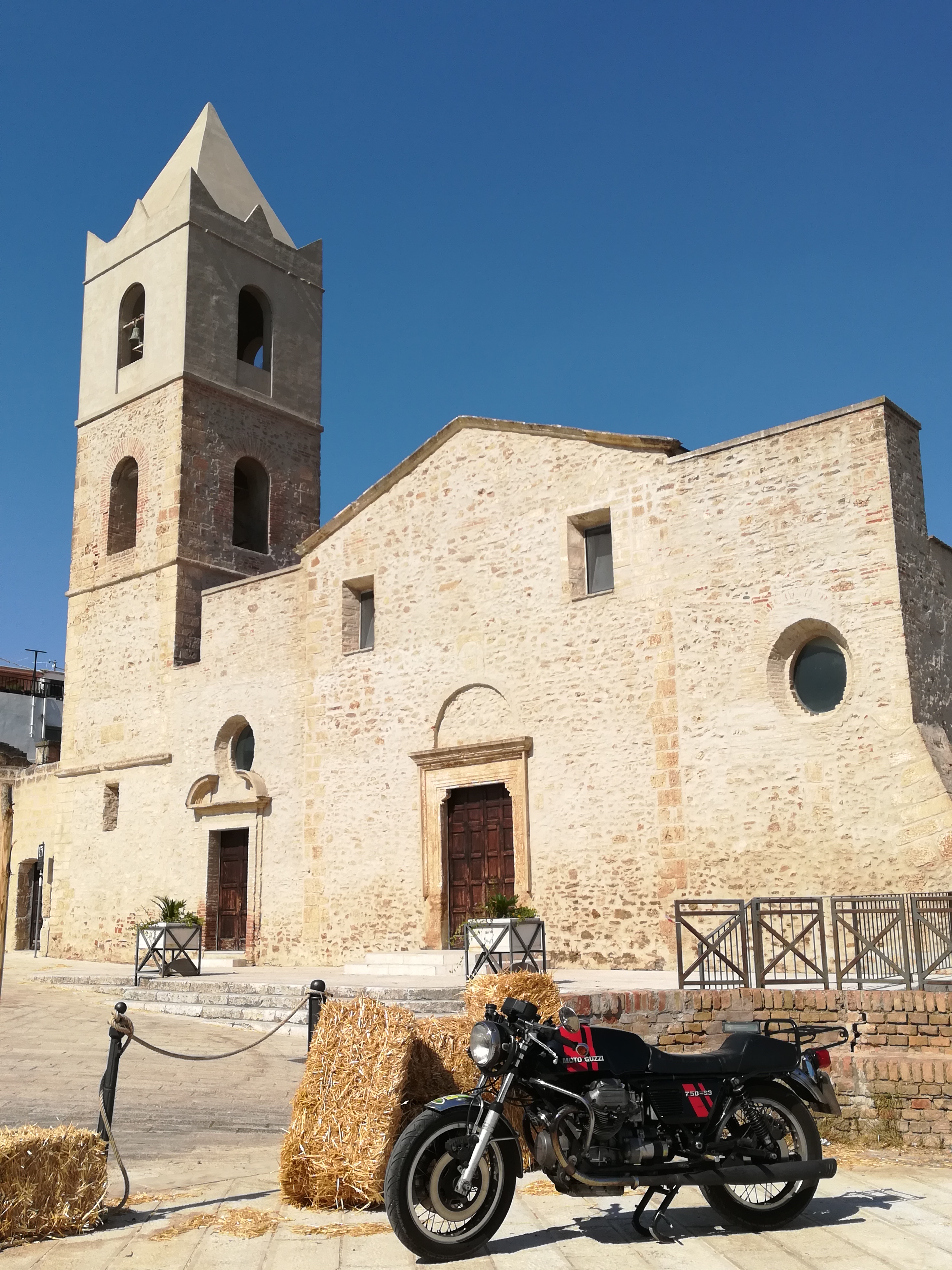 Moto Guzzi 750 S3 vor der Chiesa Madre in Bernalda/Basilikata. Foto: © Jürgen Ulbrich