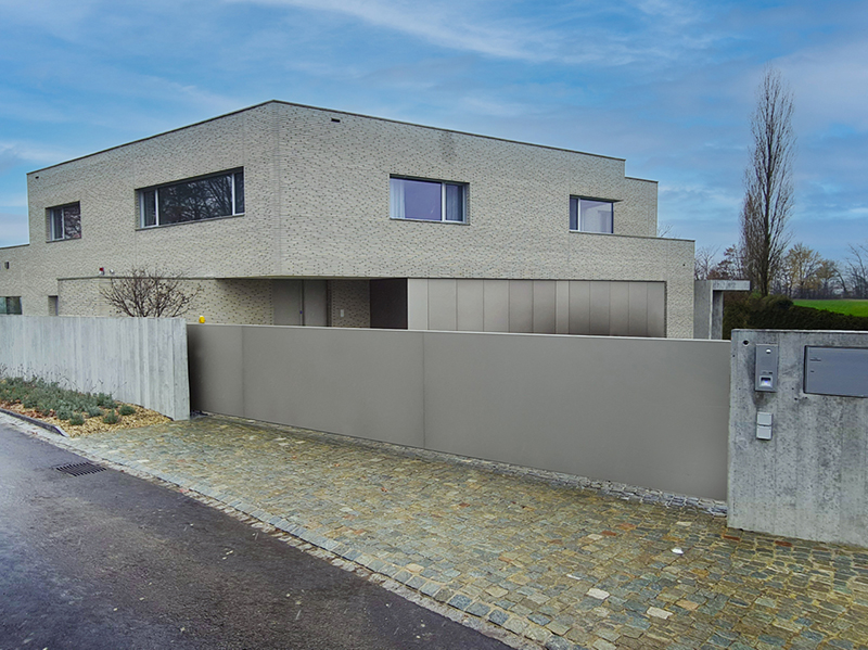 Fassaden- und flächenbündig fügt sich das neue Systemtor harmonisch in das Gesamtbild des Gebäudes ein. Foto: © Berner Torantriebe