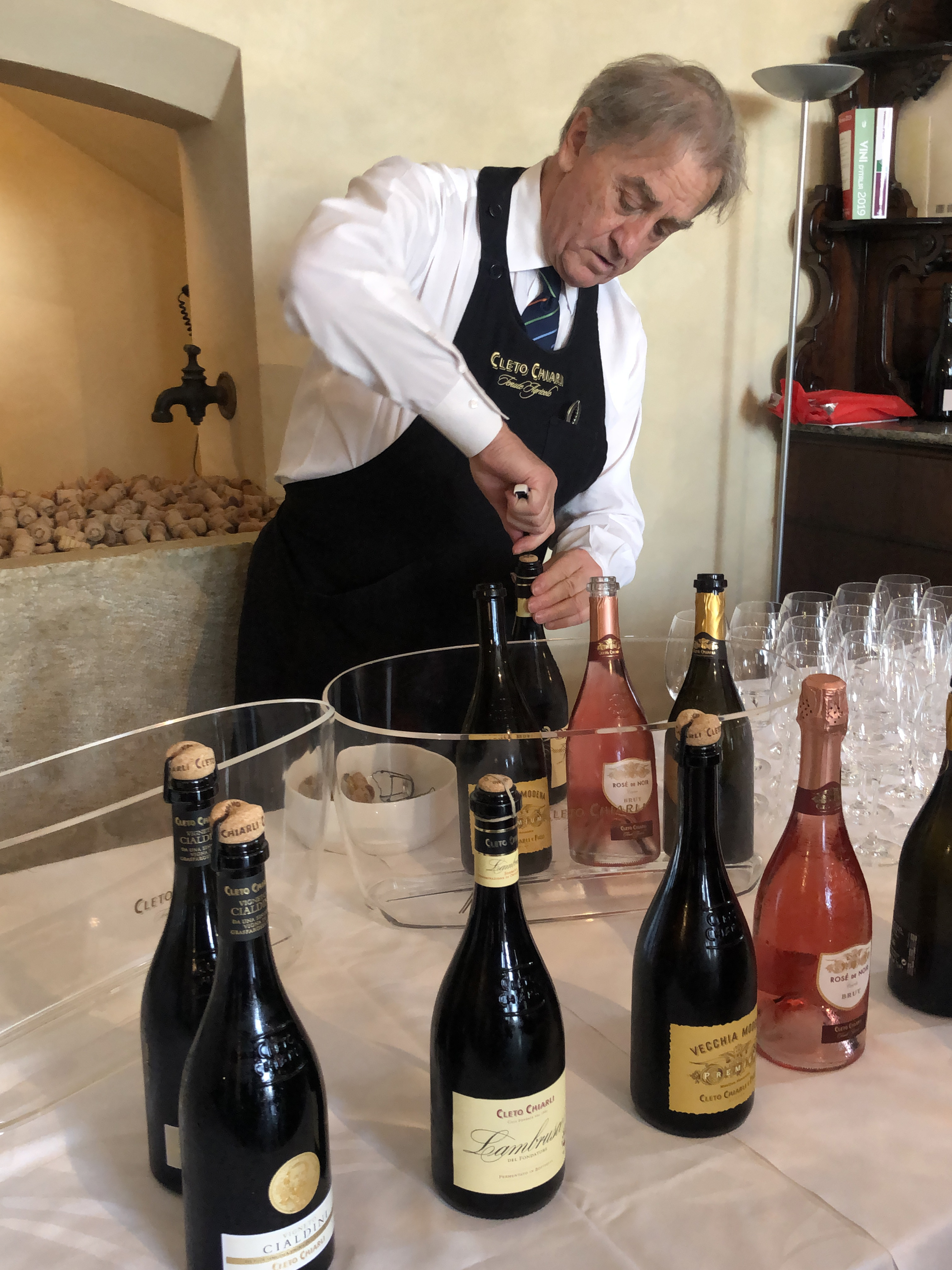 Die Vielfalt des perligen Lambrusco erleben Besucher bei einer Weinprobe auf dem Weingut Chiarli. Foto: © DHB