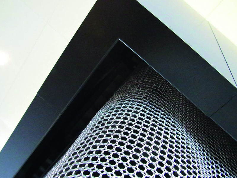 Die Schutzvorrichtung besteht aus einem einzigen nahtlosen Stück Metallringgeflecht ohne Boden- oder Führungsschienen. Foto: © ProMesh