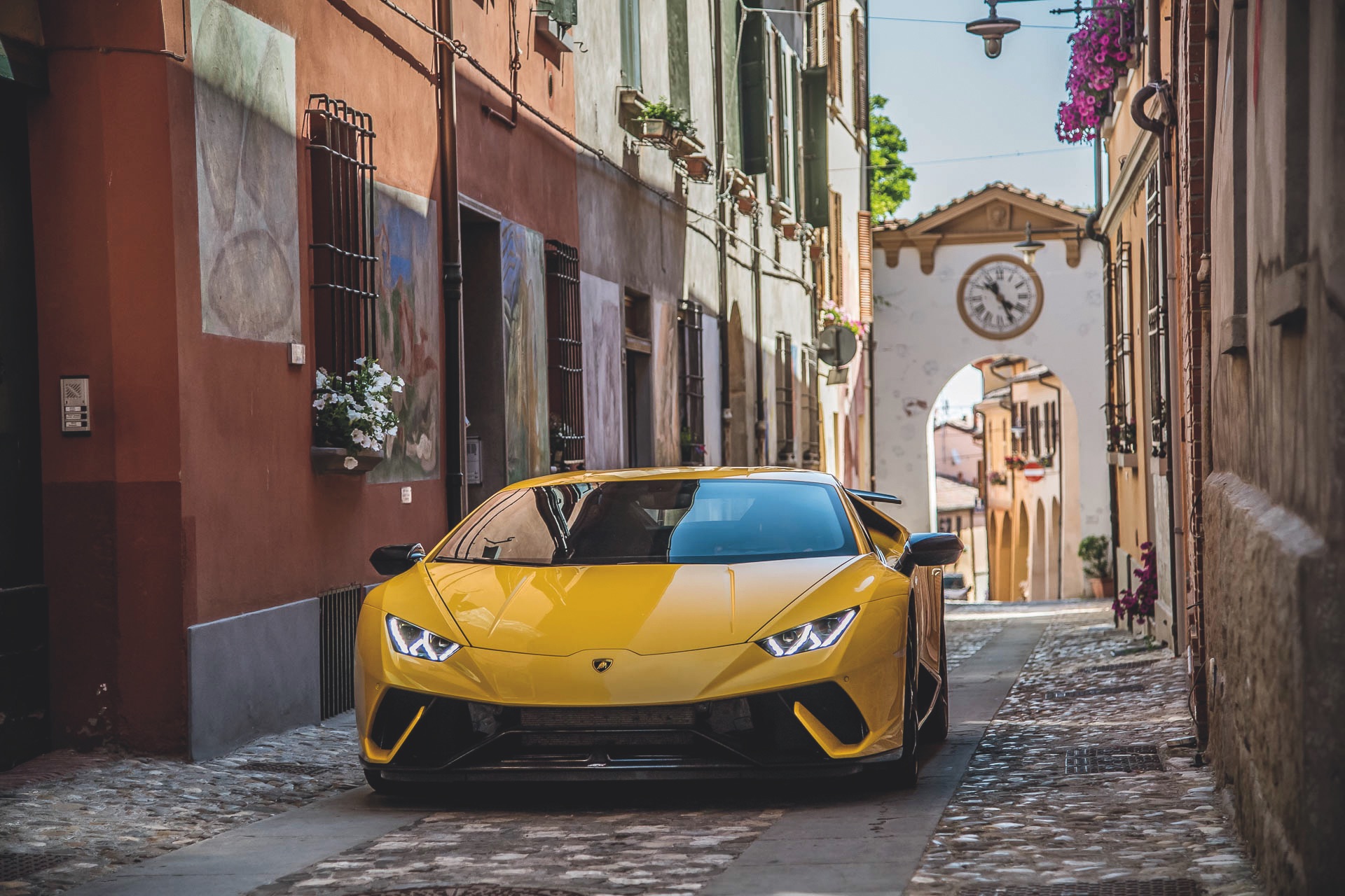 Ein Lamborghini schlängelt sich durch die malerischen Gassen in Modena. Foto: © Eros Maggi