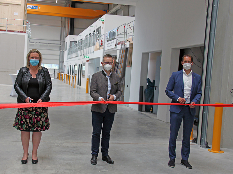 Das symbolische Durchschneiden des roten Bandes durch die bayerische Bauministerin Kerstin Schreyer, den Vorsitzenden der ift-Geschäftsführung Dr. Jochen Peichl und den Oberbürgermeister der Stadt Rosenheim Andreas März bedeutete den Startschuss für das neue ift-Labor Bauakustik + Fassaden. Foto: © ift Rosenheim